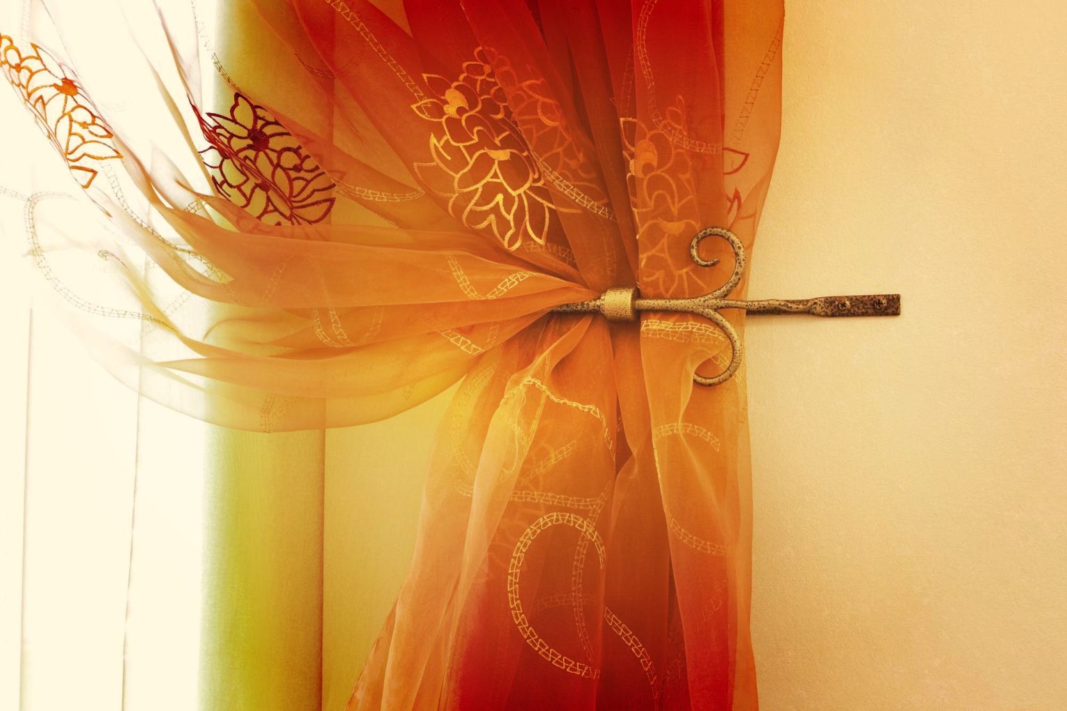 embrasse rideau macramé : détail d'une embrasse rideau en macramé avec motifs tissés