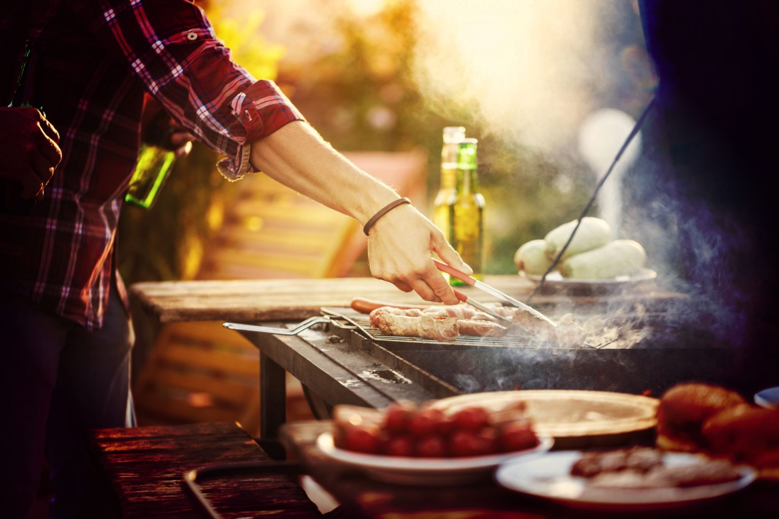 table barbecue intégré : table extérieure avec barbecue incorporé au milieu