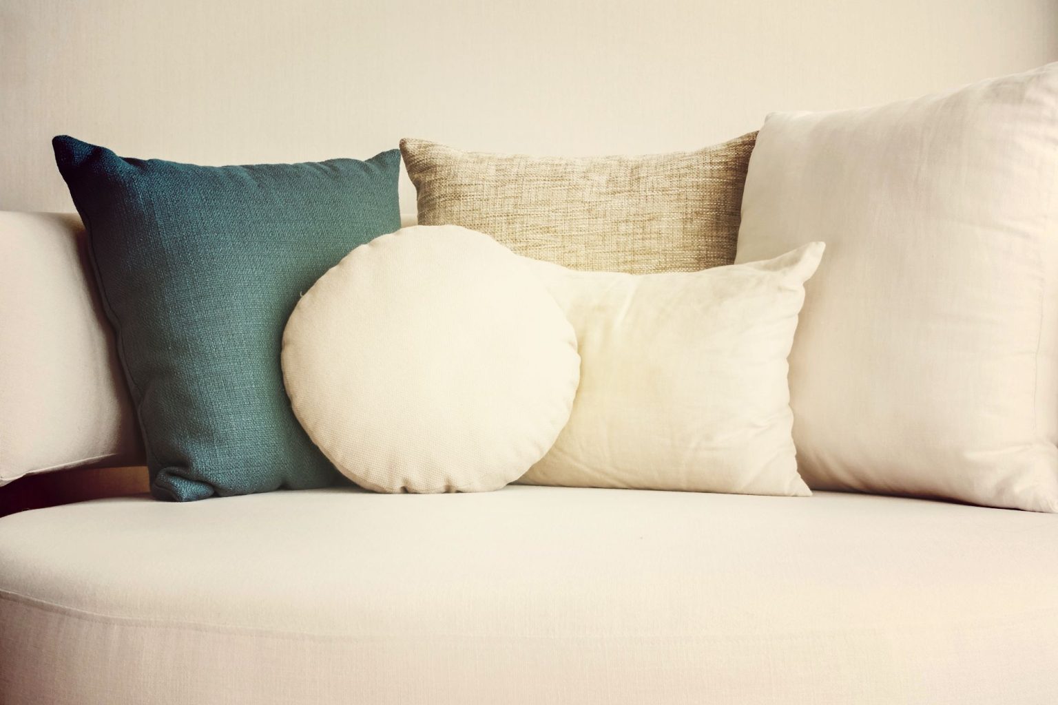 housse de coussin : housse de coussin colorée sur un canapé