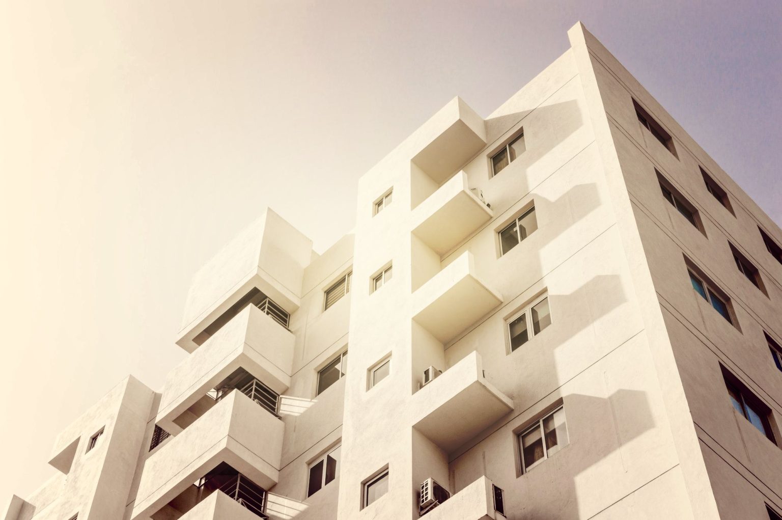 assurance habitation en colocation : représentation graphique de colocataires discutant d'assurance