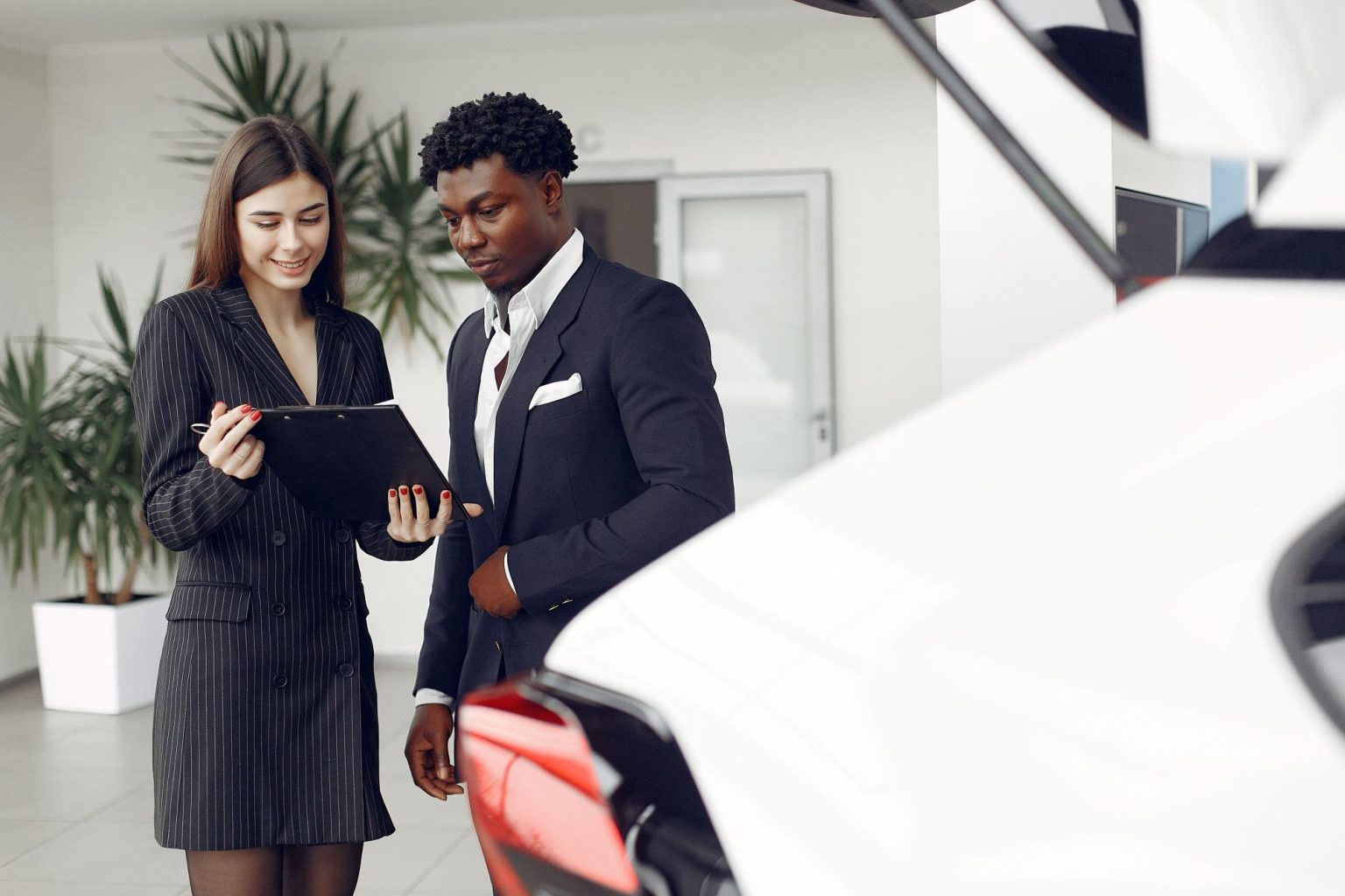 résiliation assurance auto : main tenant une lettre de résiliation et clés de voiture