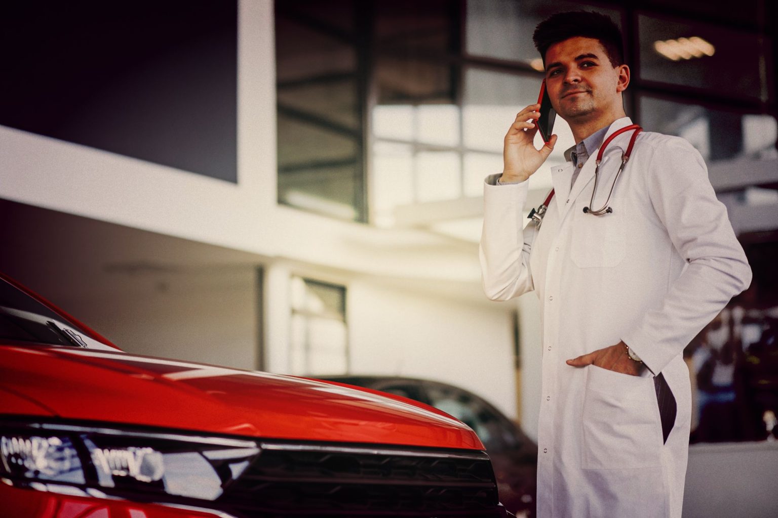 assurance auto jeune conducteur : jeune automobiliste souriant à côté de sa voiture