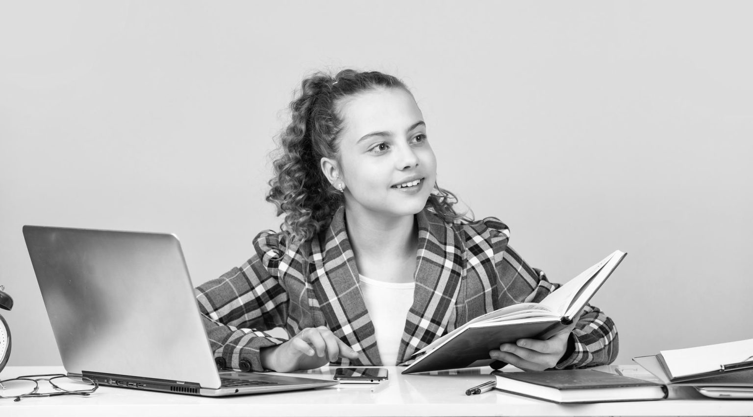 assurance scolaire : illustration d'un enfant avec un cartable et des icônes de protection