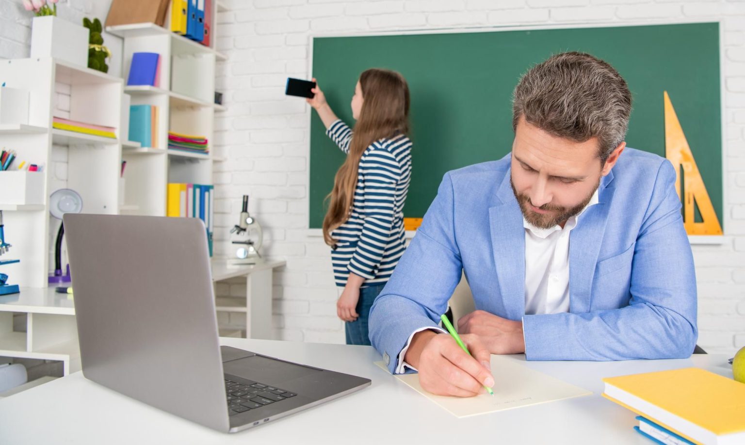 centre de formation : vue d'un centre de formation moderne avec des étudiants