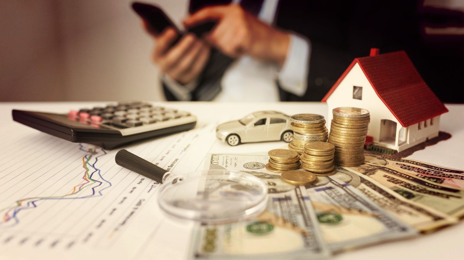 assurance habitation : maison sécurisée avec pièce d'identité et documents d'assurance