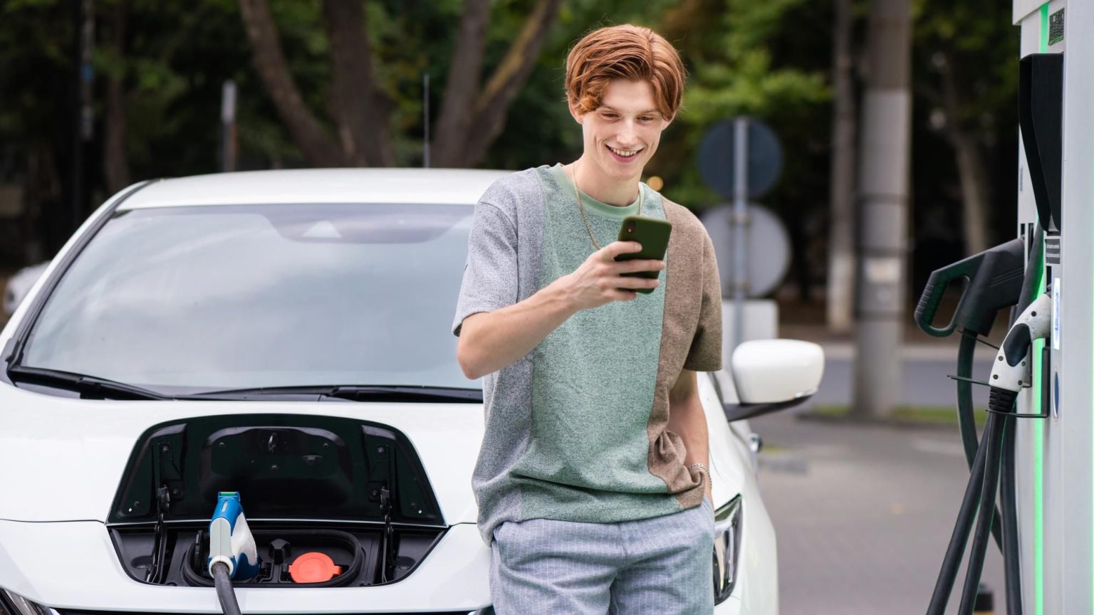 véhicules électriques : voiture électrique moderne en milieu urbain