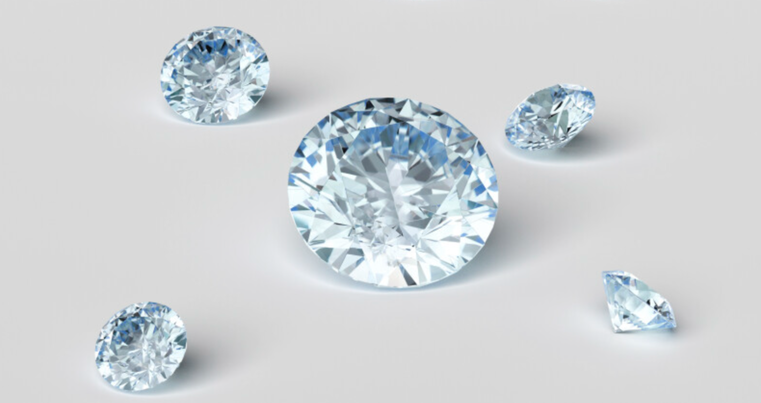 diamant : gros plan d'un diamant brillant sur fond noir