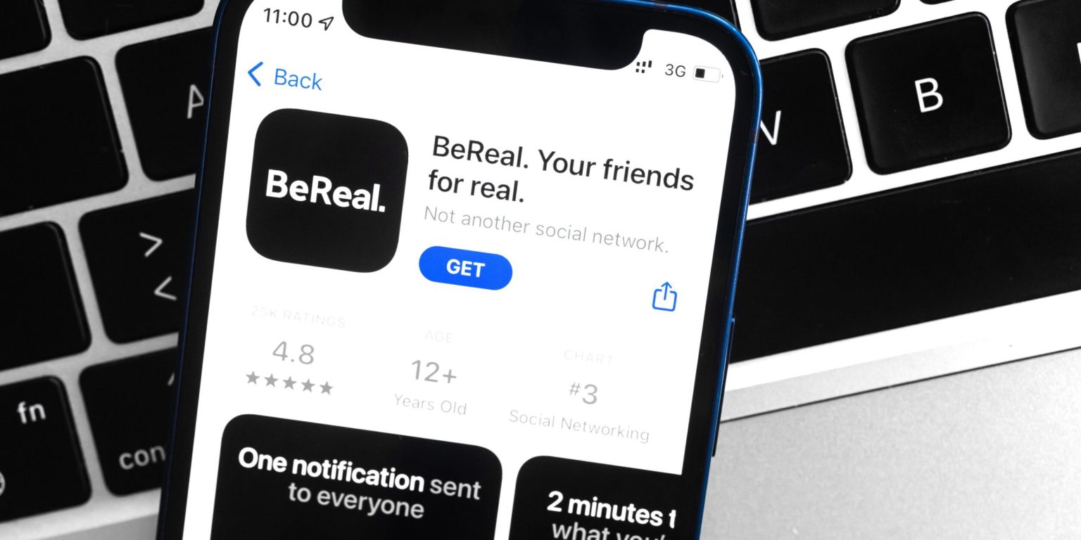 BeReal : smartphone affichant une notification BeReal de partage photo