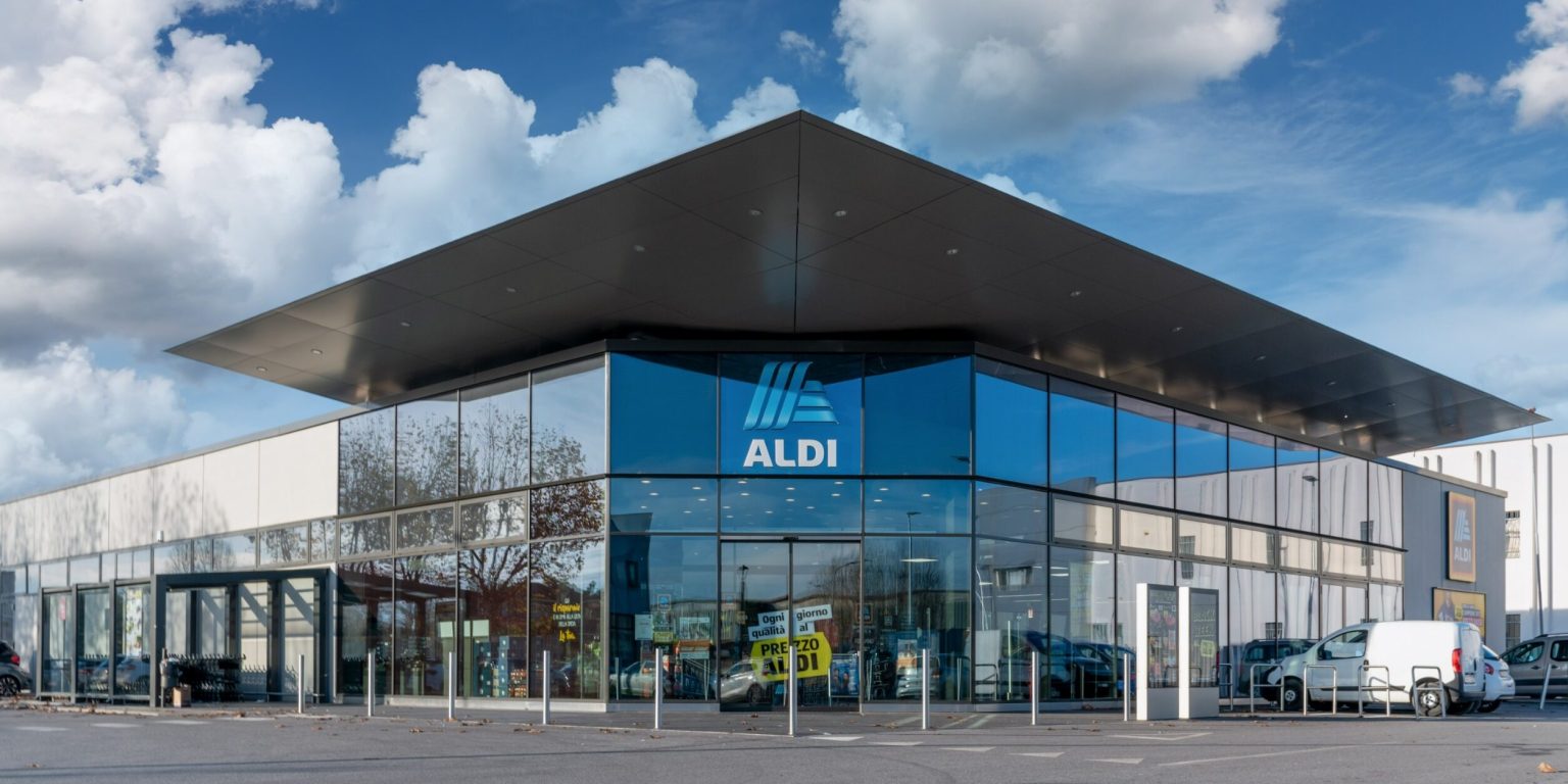effet Aldi : supermarché Aldi avec clients faisant leurs courses