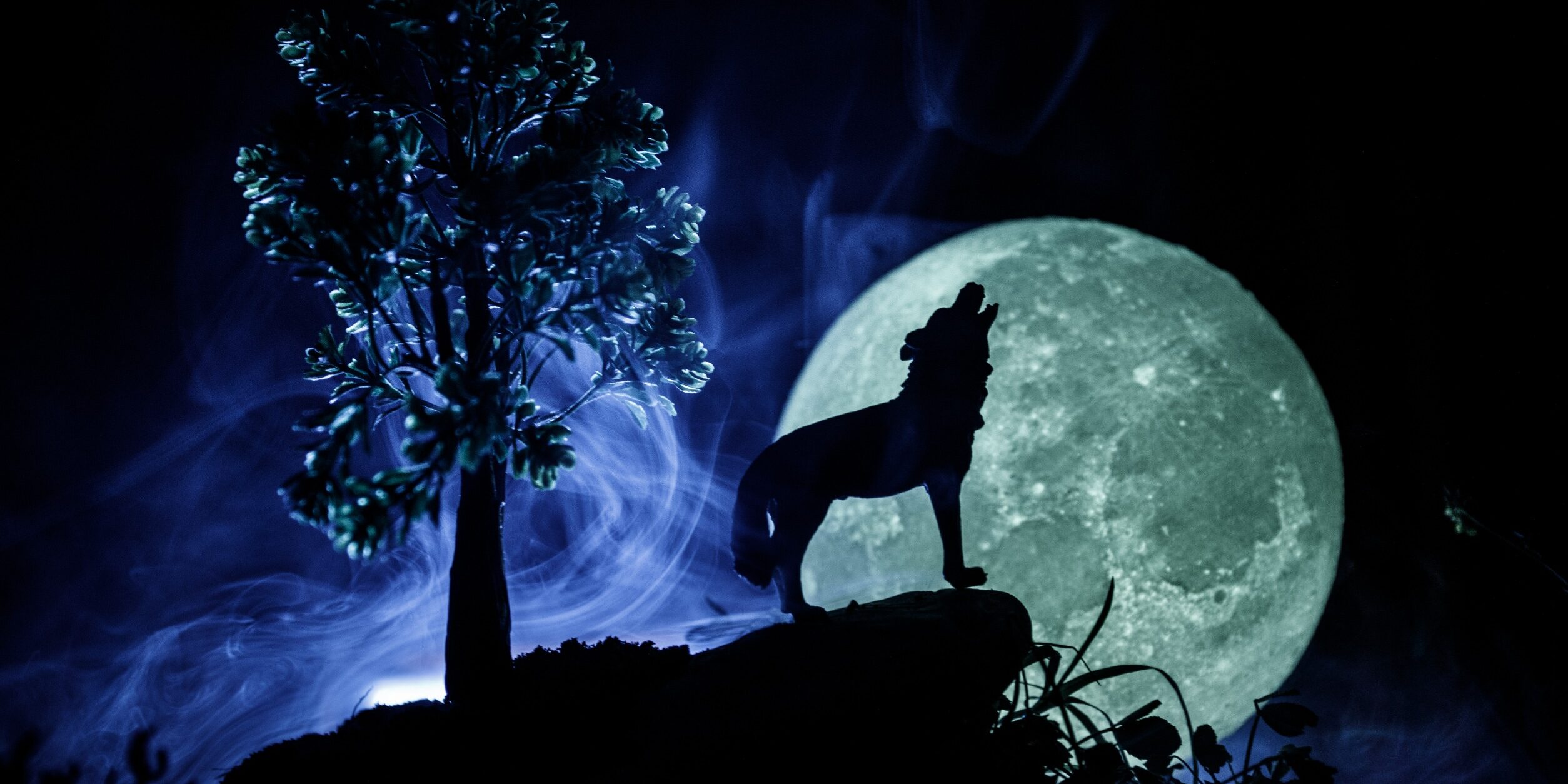 marketeur B2B : professionnel travaillant seul avec des données marketing