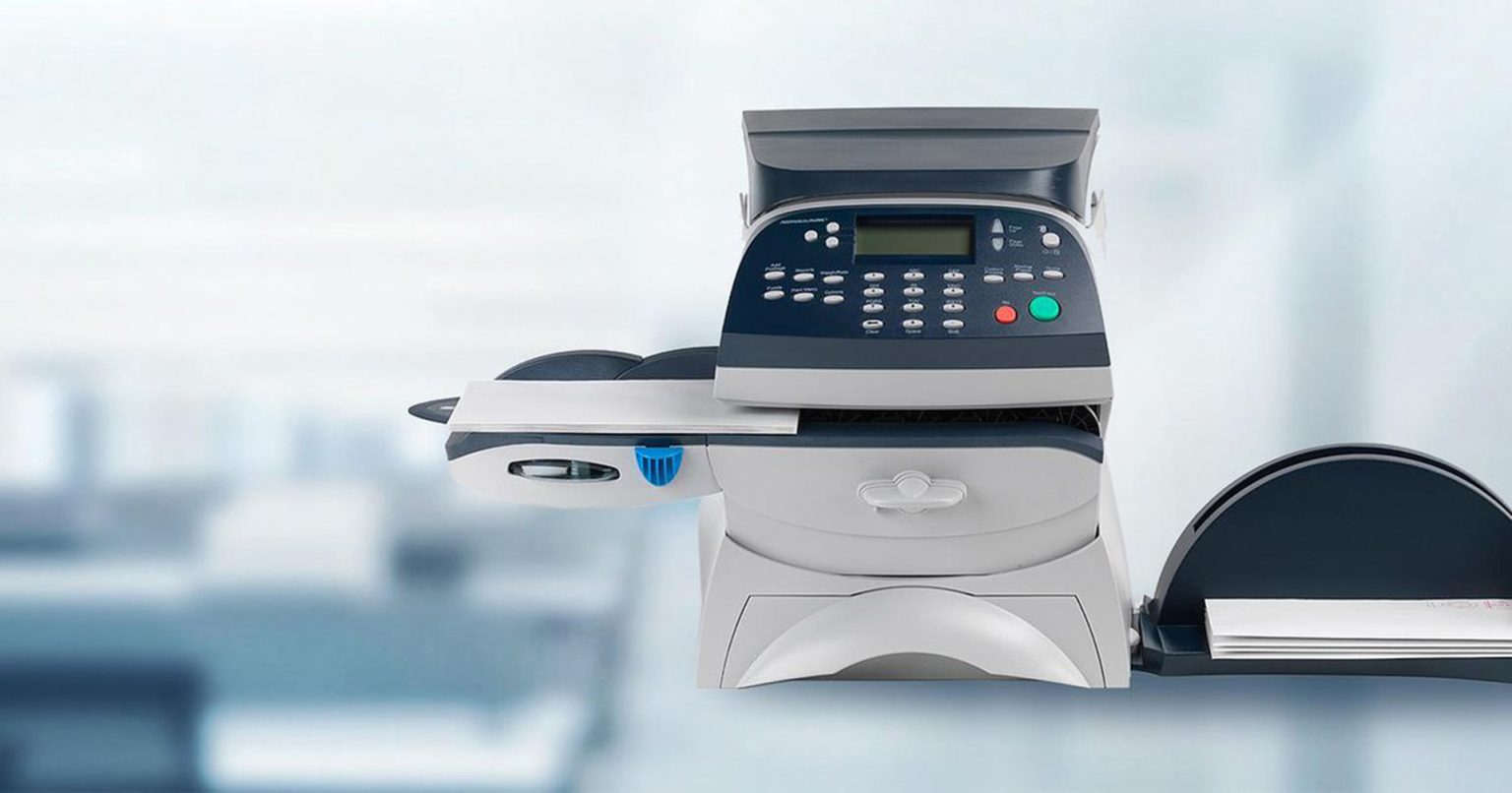 machine à affranchir : machine pesant et affranchissant un courrier
