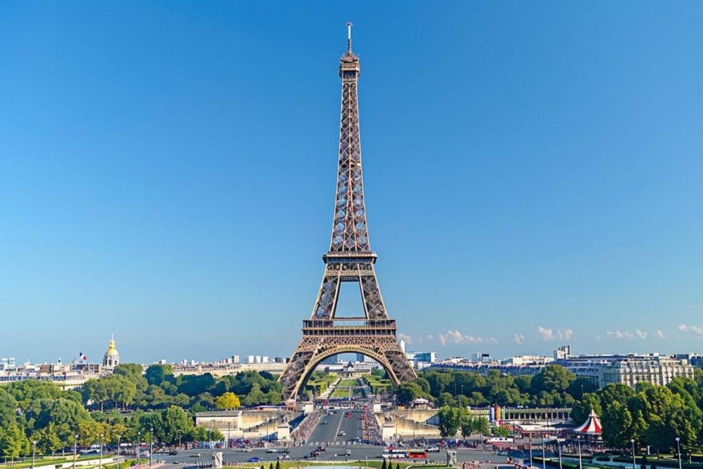 tourisme Paris 2024 : foule internationale rassemblée devant un monument parisien avec des drapeaux