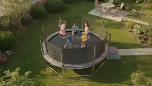 Vue aérienne enfants trampoline rond jardin